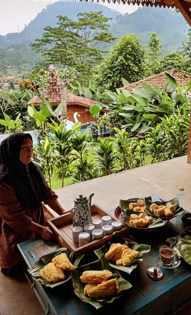Teh Omah serving food.webp