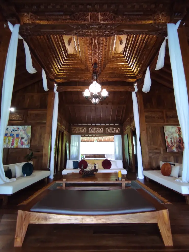 Sitting area in the saka guru.webp